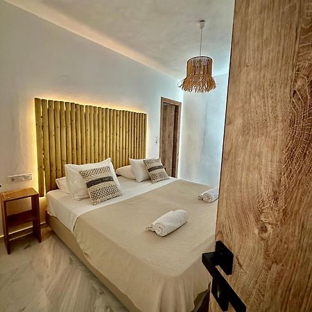 Athina Rooms - Lounge Apartments Парікія Екстер'єр фото